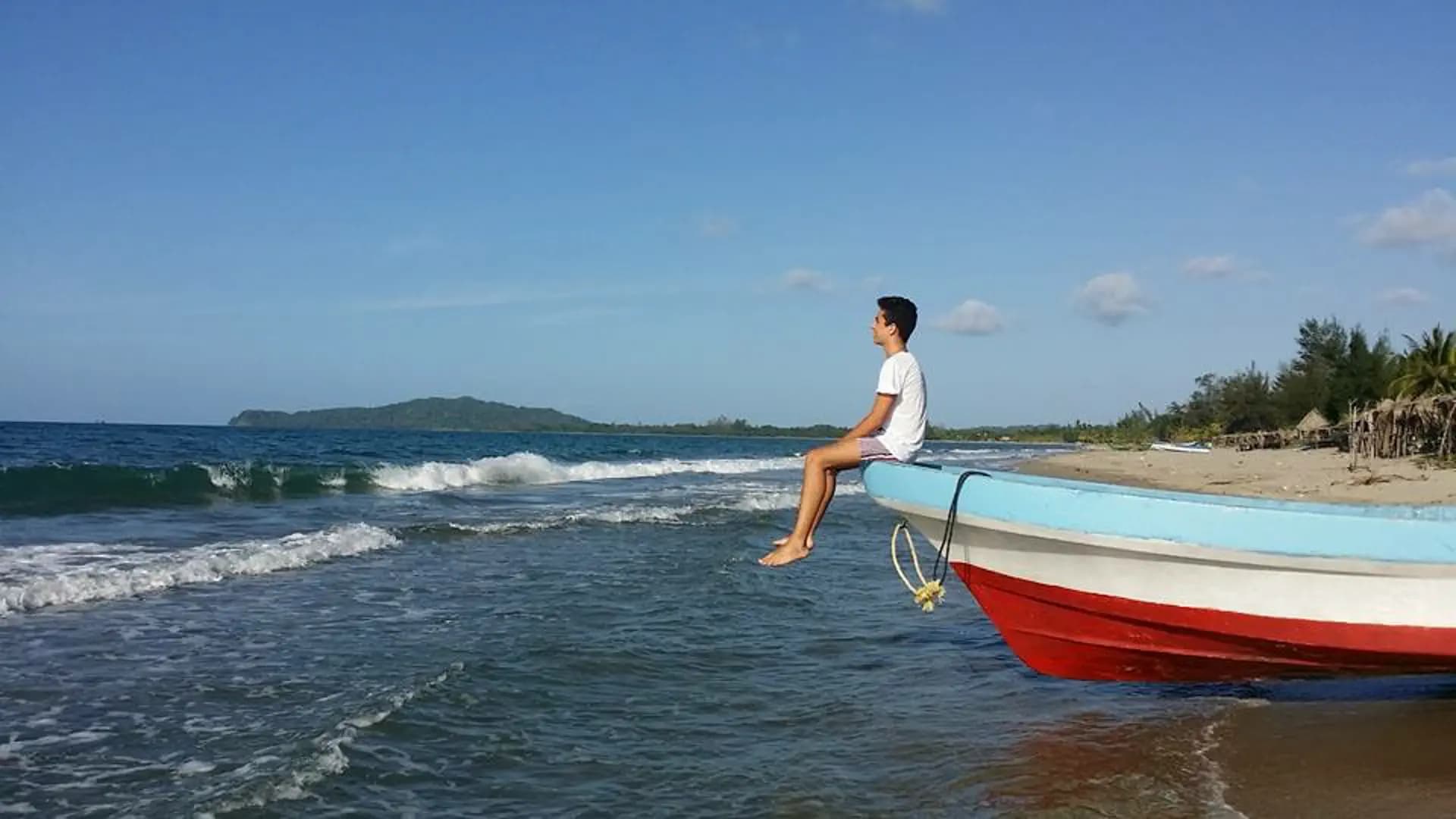 Alessandro Piazza Y Psc Nh 2015 Hon   Honduras   Studente  Barca   Paesaggio   Mare   Da Lontano   Pag Paese   Prizzontale (2)