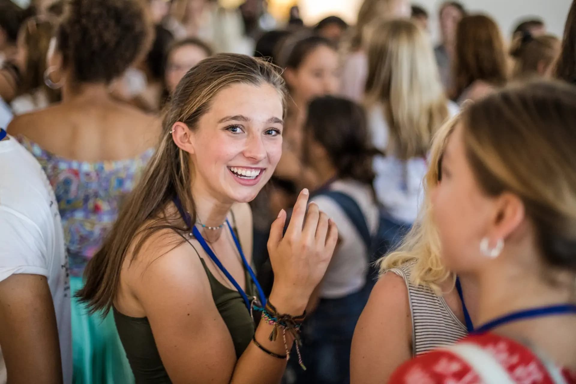 Hero Campagna Invio 2025 Rtitratto6 Ragazza Sorriso Student Folla Orizzontale