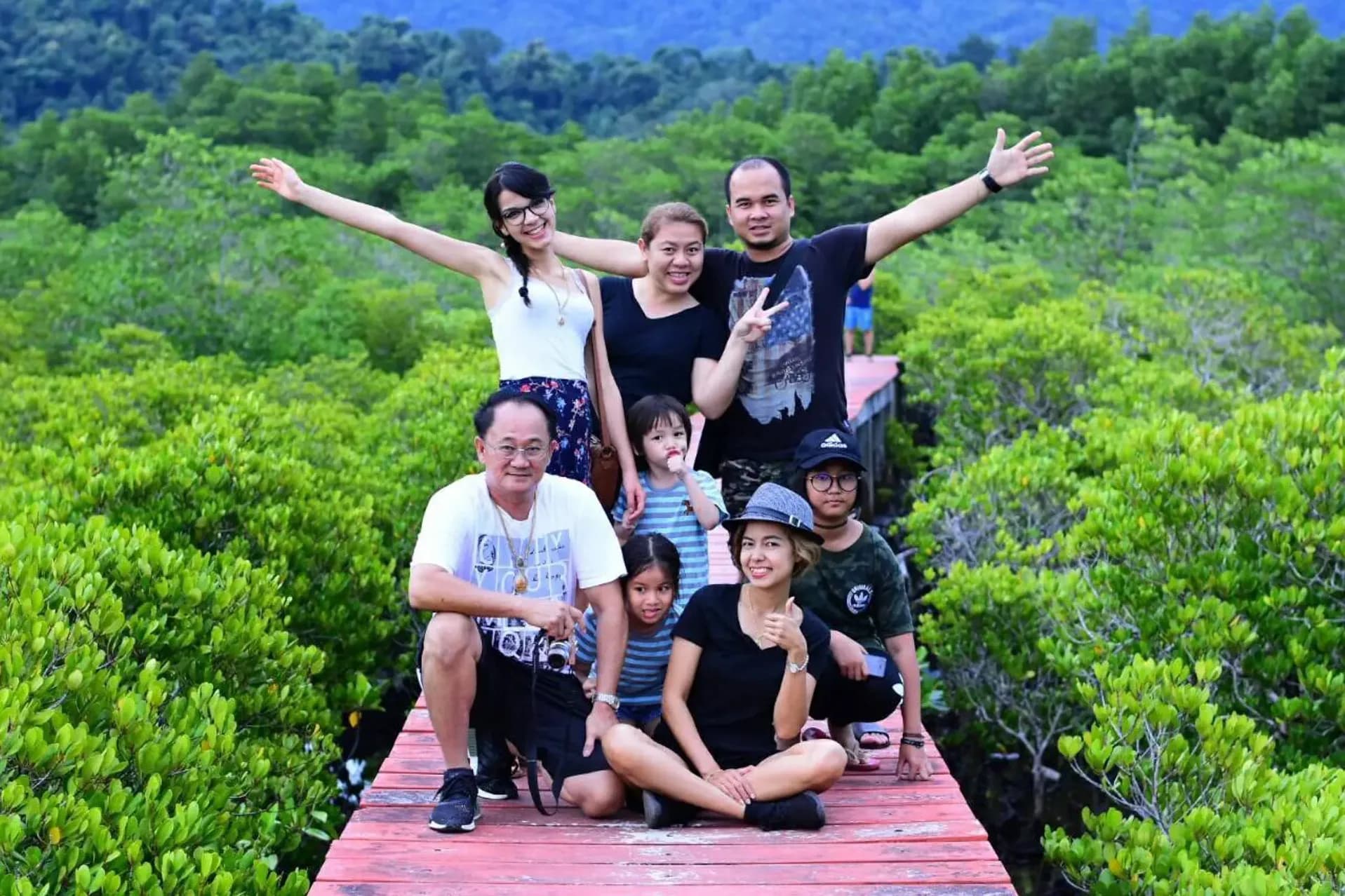 Eleonora Porcu S Mse Nh 2016   Thailandia   Studentessa   Famiglia Ospitante   Paesaggio Pag Programma   Orizzontale  (2)