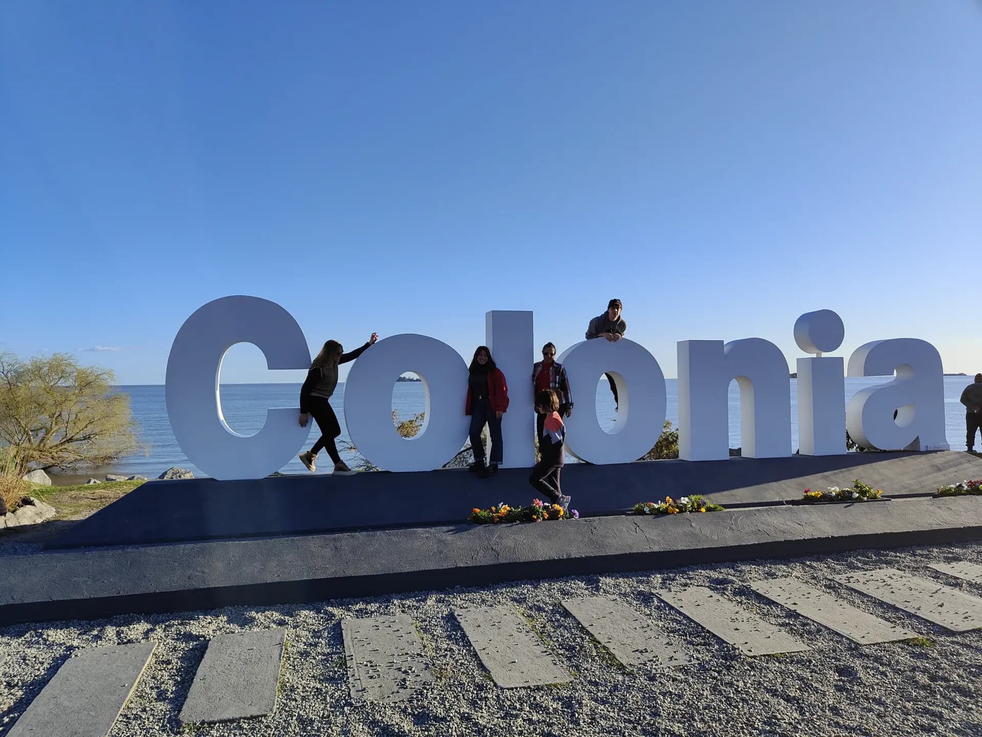 Giulia De Cunsolo Smuru 2023    Uruguay   Studentessa   Cartello   Pag Paese   Orizzontale (4)