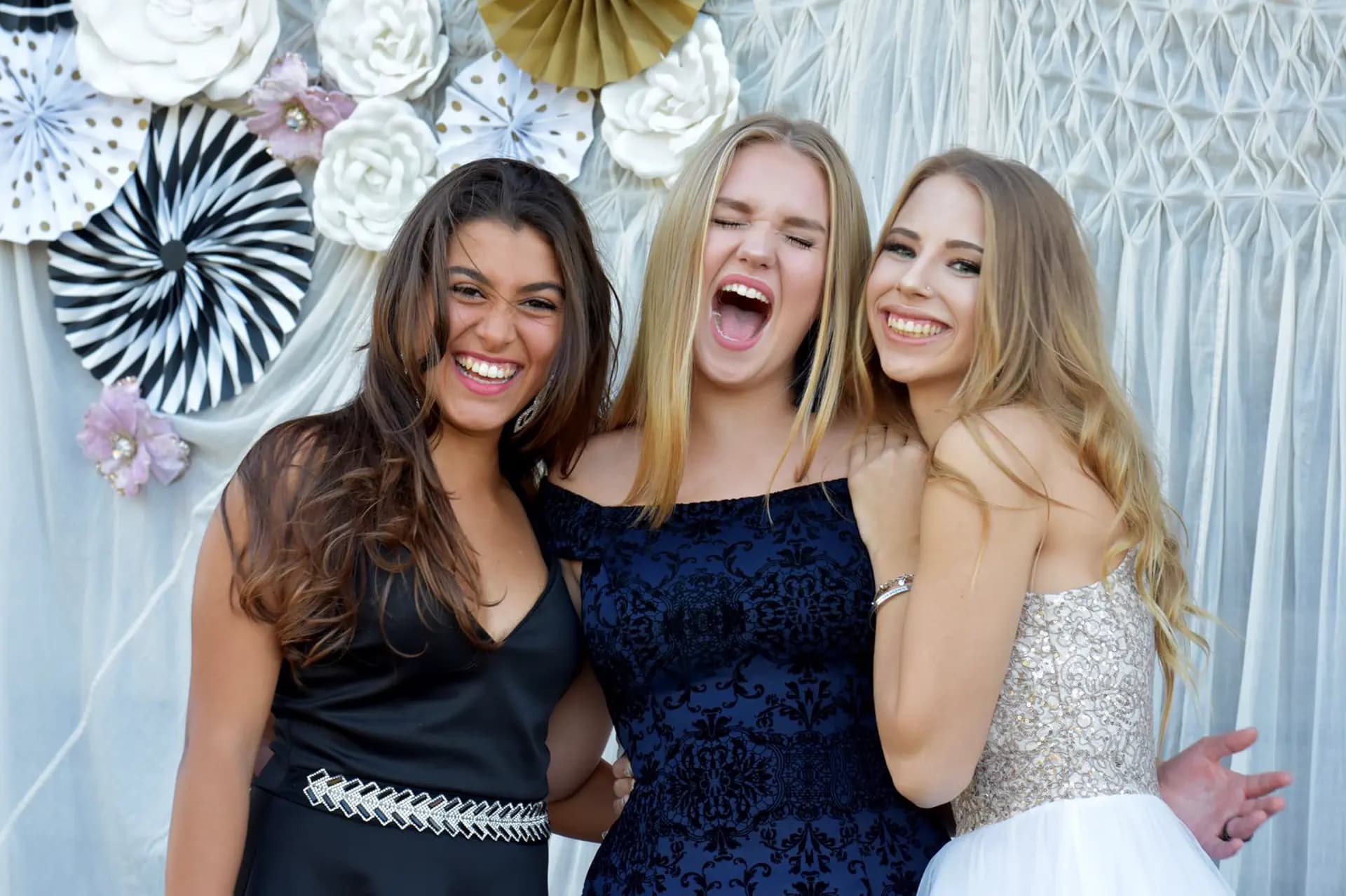 Alessia Bellometti Y Psc Nh 2018 Usa   Stati Uniti   Studentessa   Amiche   Prom   Pag Programma   Orizzontale (1)