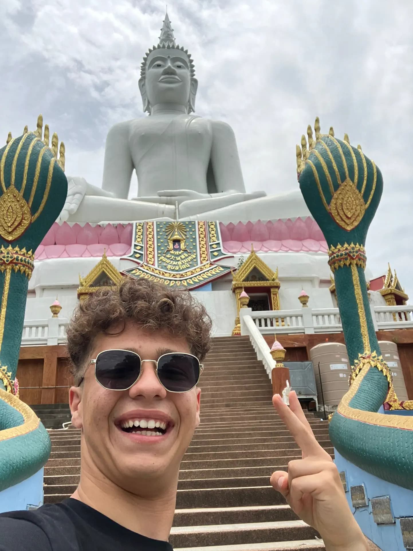 Andrea Caltabiano Tr 2023 Tha   Thailandia   Studente   Selfie    Monumento Pag Programma   Verticale (5)