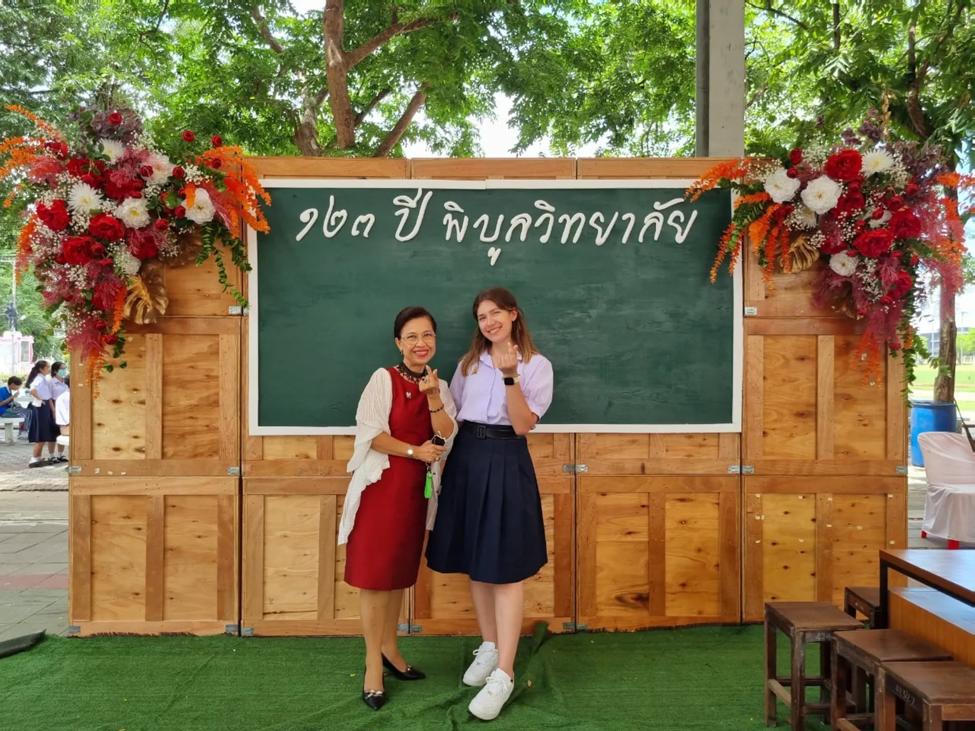 Elena Fanini T Rse Sh 2022   Thailandia   Scuola   Divisa   Lavagna   Insegnantestudentessa   Pag Programma   Orizzontale
