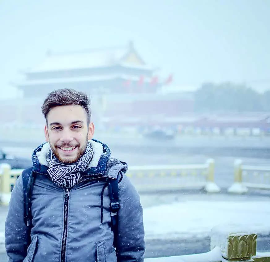 Simone Cifali Ypchn 2015   Cina   Studente   Primo Piano   Città   Monumento   Neve   Pag Prigramma   Orizzontale