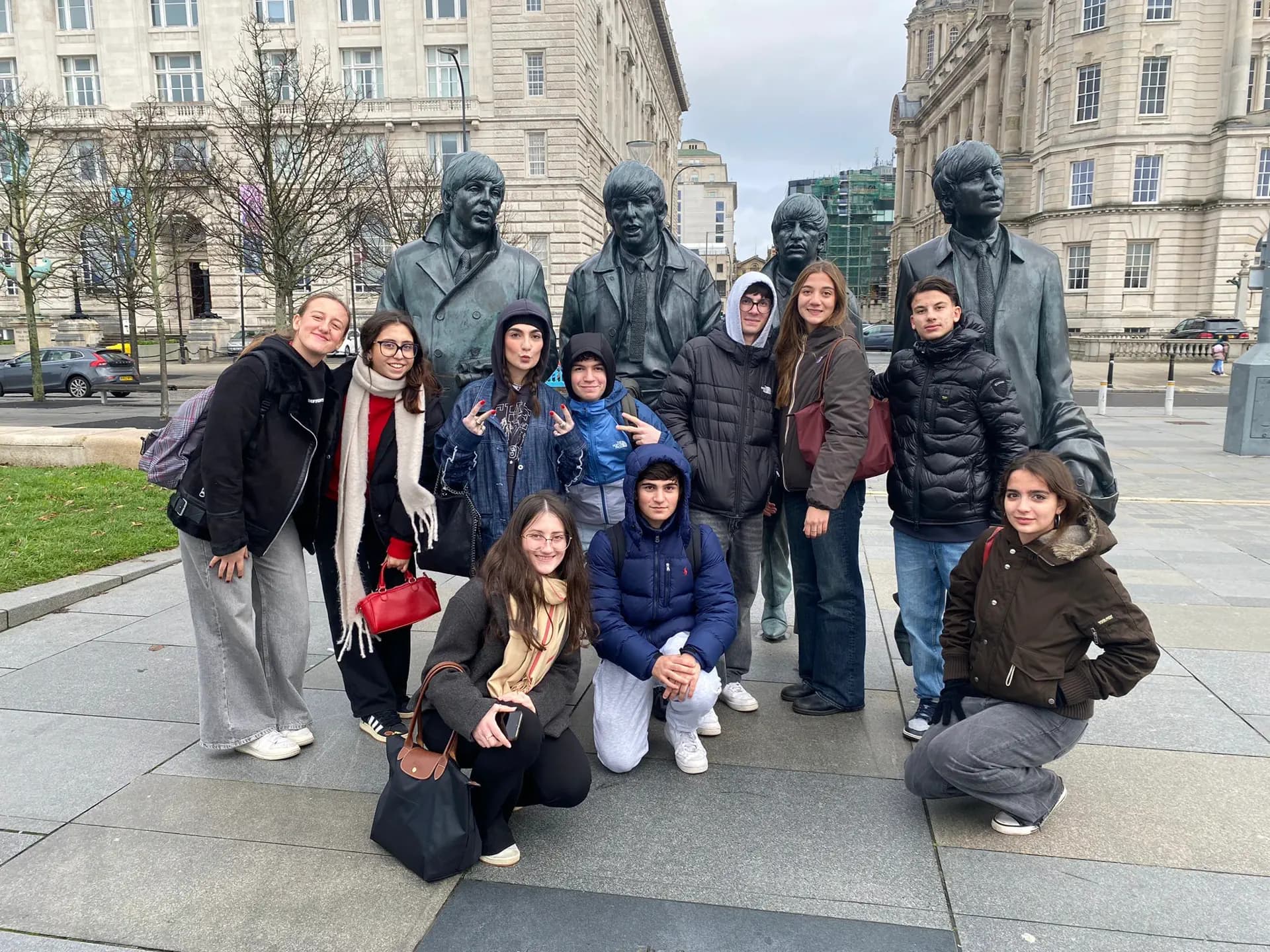 Gloria Galante Sm 2023   Euk   Regno Unito   Studentessa   Amici   Gruppo   Città   Monumento   Pag Programma   Orizzontale (2)