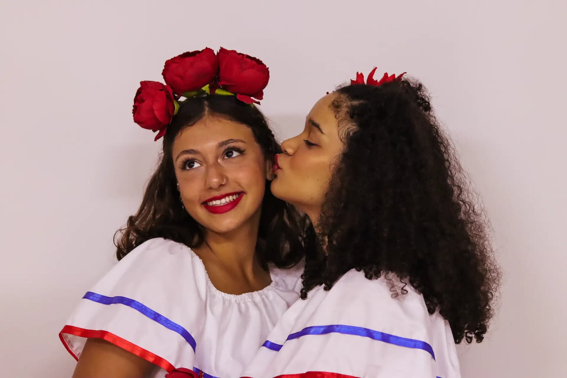 Nicole Trombetta Y Psc Nh 2022 Dom   Rep Dominicana  Abito Tradizionale  Studentessa   Amiche    Pag Programma   Orizzontale (4)