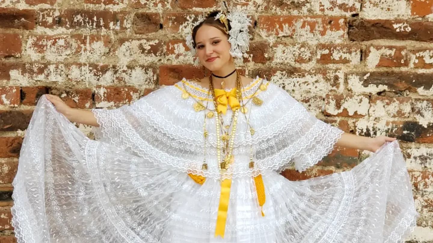 Arianna Visintin Yp 2018 Pan   Panama   Studentessa   Costume Tradizionale   Pag Programma   Verticale  (1)
