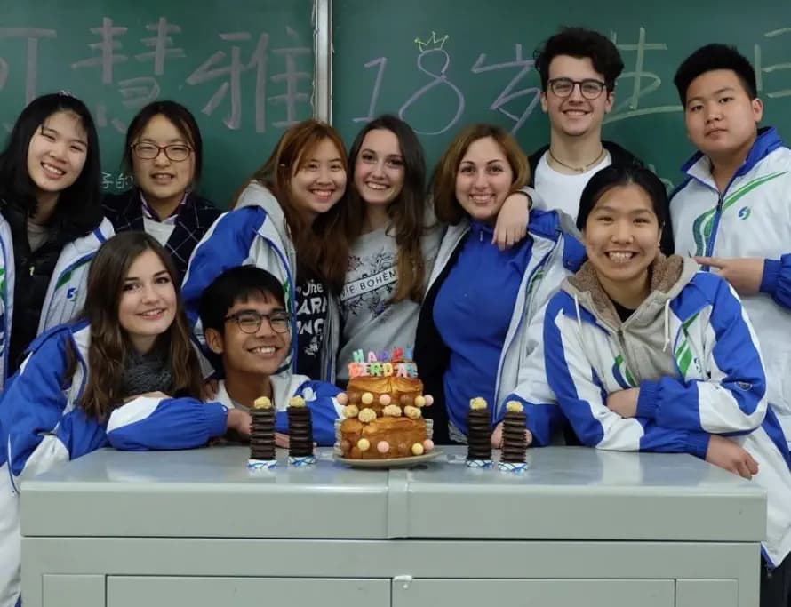 Elisa Schmidt Y Pch2016 Chn   Cina   Studenti   Gruppo   Classe   Lavagna   Divisa  Compleanno   Pag Programma   Orizzontale