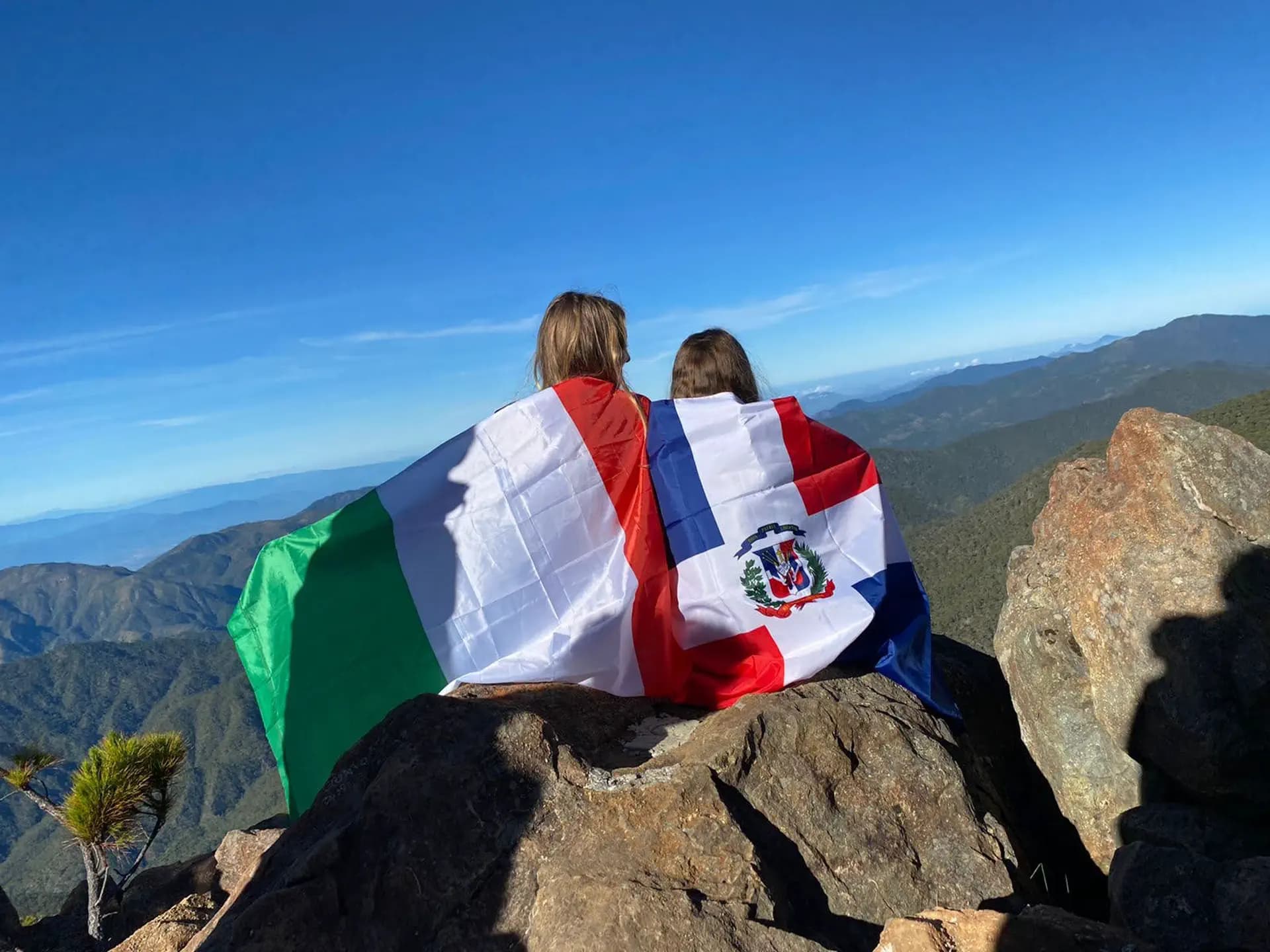 Emma Gomareschi Y Psc Nh 2021 Dom Rep Dominicana Studentessa Spalle Bandiera Paesaggio Pag Paese Orizzontale (6)