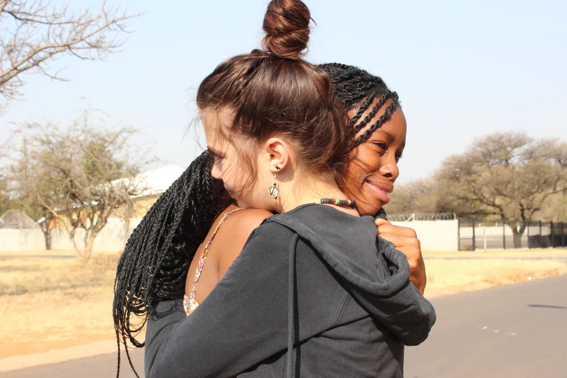Joseph Ellard Chaperon IP Rsa 2013 Sudafrica Studentessa Abbraccio Pag Paese Orizzontale (1)