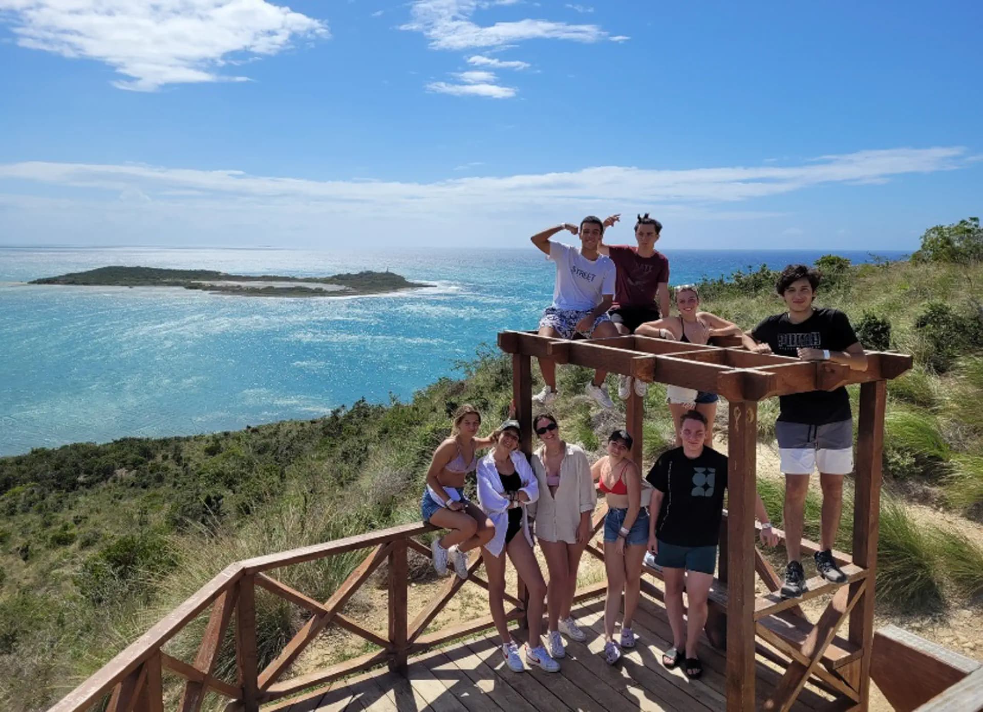 Emma Gomareschi Y Psc Nh 2021 Dom Rep Dominicana Studentessa Gruppo Paesaggio Mare Pag Programma Orizzontale (12)