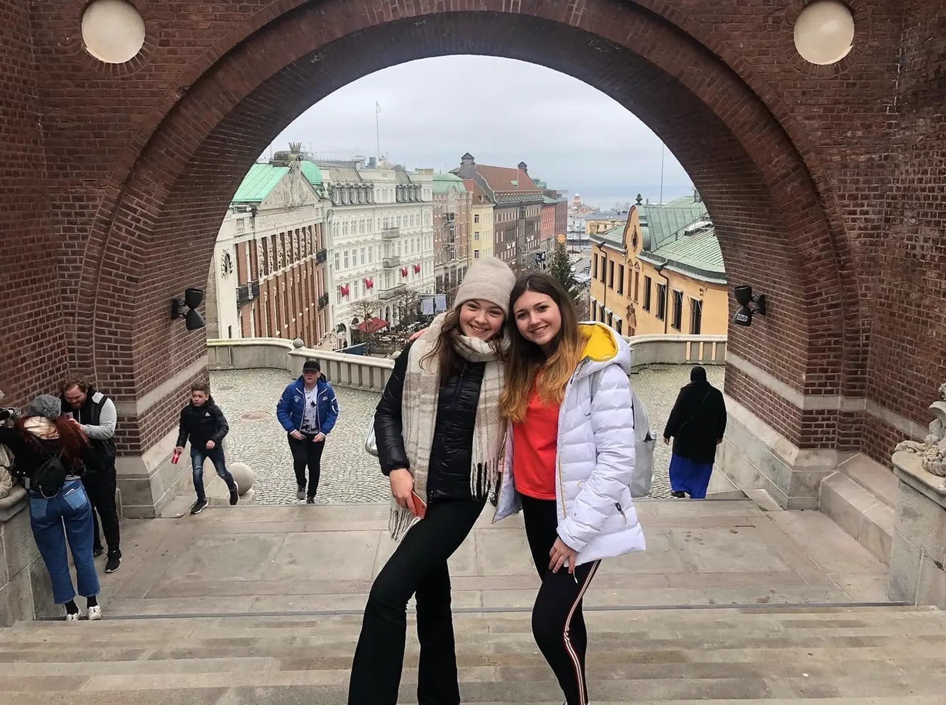 Laura Steca Yp 2020 Swe Svezia Studentessa Amiche Città Pag Programma Orizzontale (6)