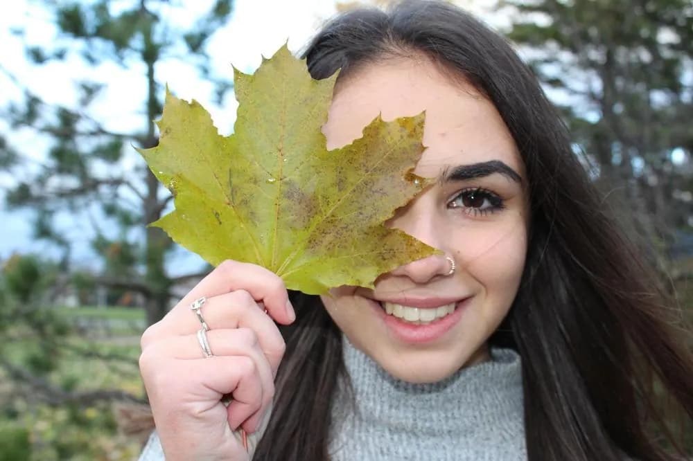Carola Ausilio Canada Primo Piano Foglia Paese