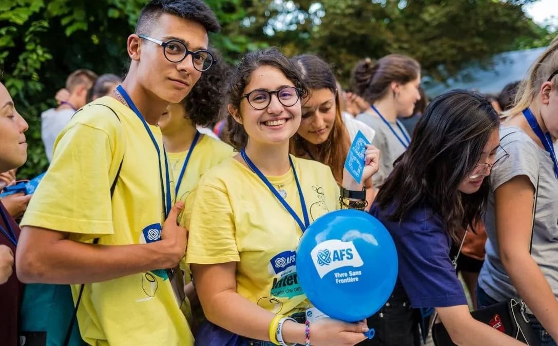 Attività Per Studenti Maglietta Gialla Orizzontale Palloncino