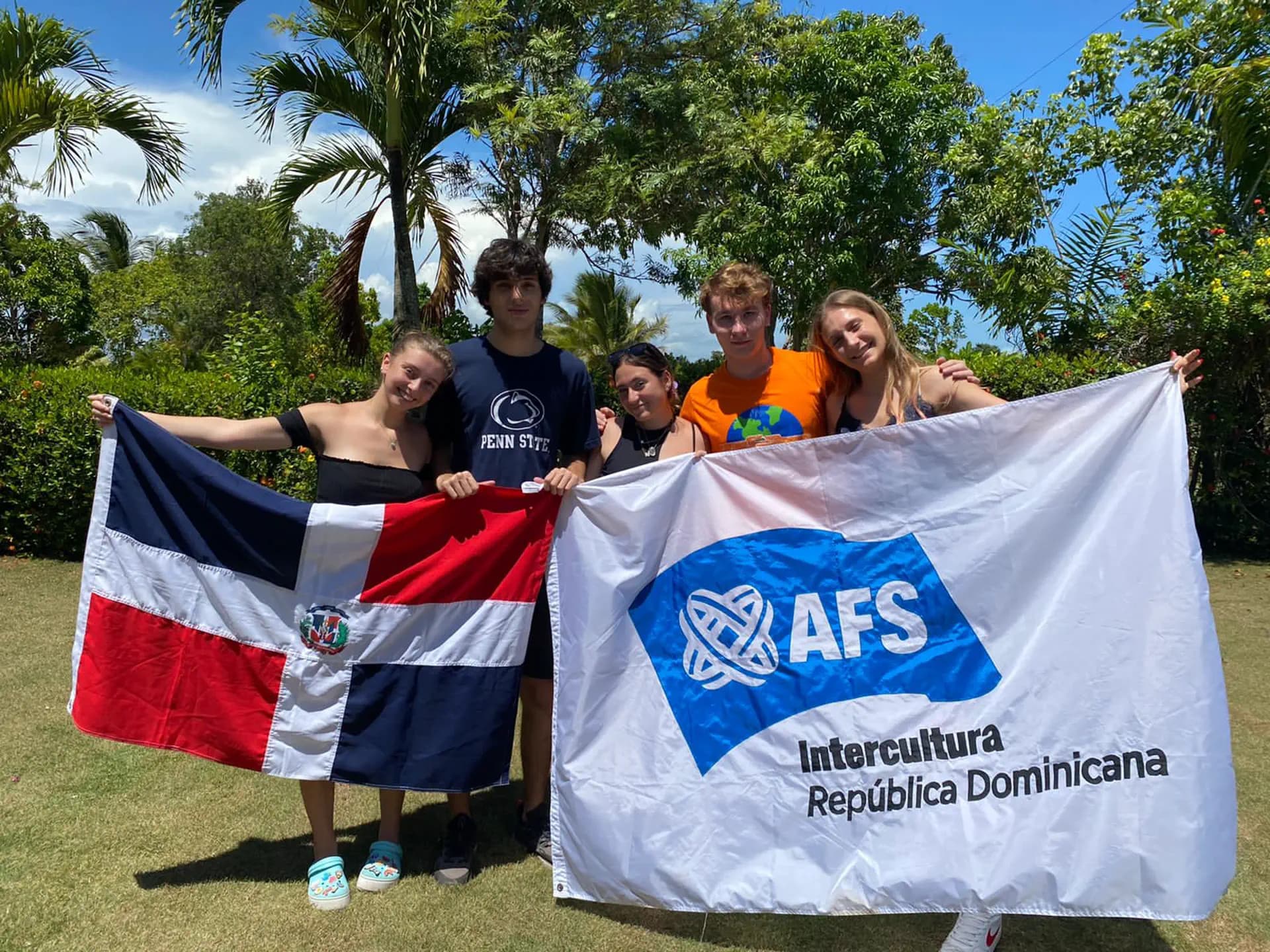 Emma Gomareschi Y Psc Nh 2021 Dom Rep Dominicana Studentessa Amici Bandiere Pag Programma Orizzontale (8)