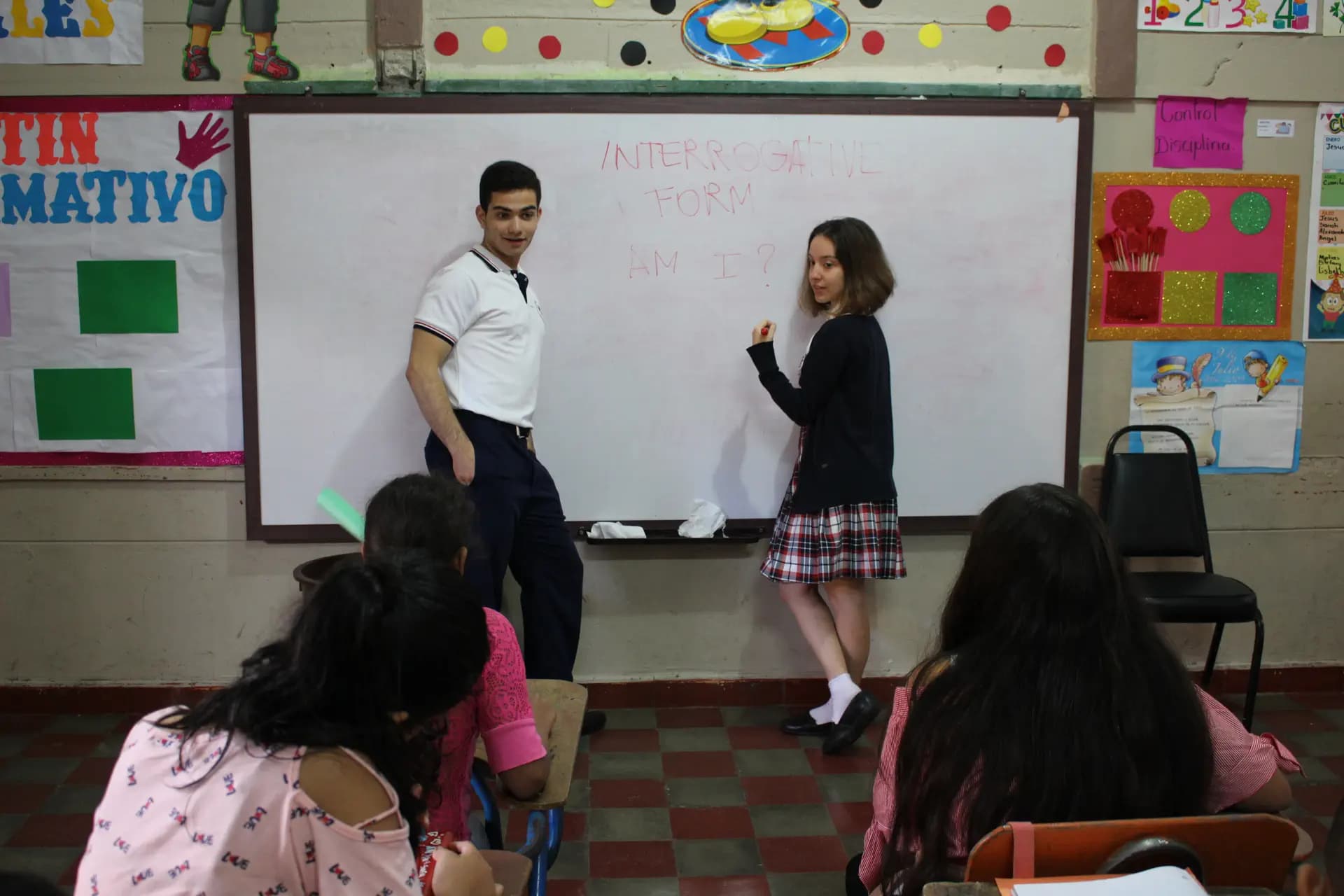 Erica Cordiano Y Psc Nh 2017 Hon Honduras Studentessa Scuola Classe Lavagna Pag Programma Orizzontale (2)