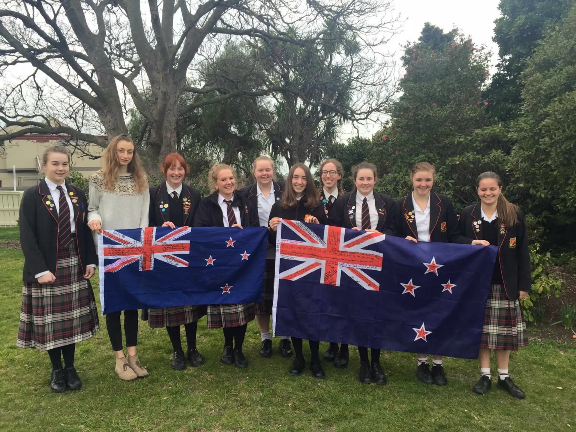 Ilaria Lorenzotti I Psc Nh 2015 Nzl Nuova Zelanda Studentessa Bandiere Scuola Gruppo Divisa Pag Programma Orizzontale (1)