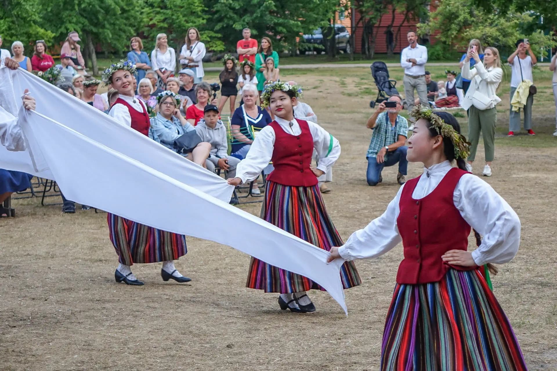 Afs IP Lettonia Pag Paese Costume Tradizionale Festa Orizzontale (1)