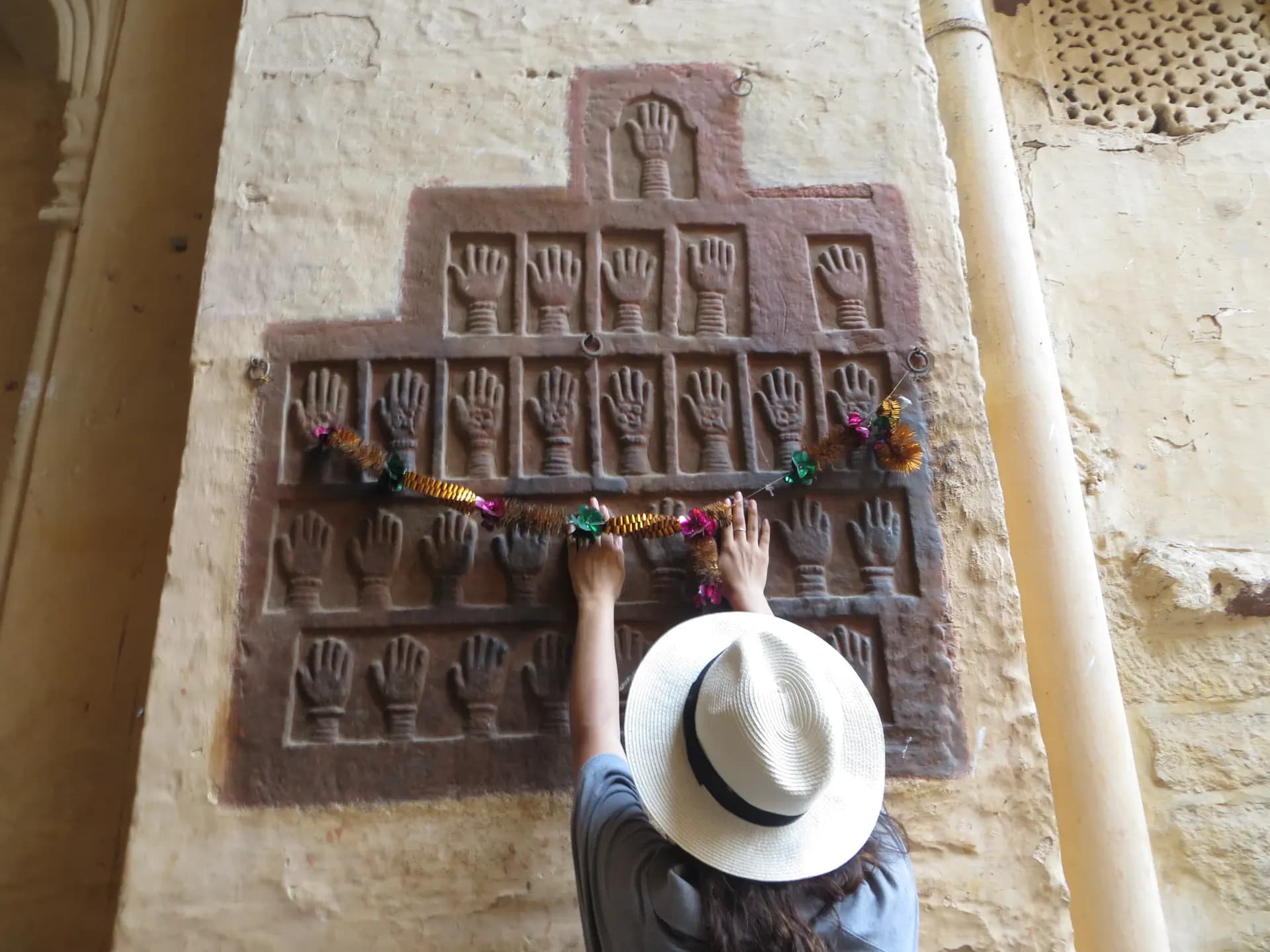 Silvia Cunsolo Y Pbs Nh 2015 Ind India Studentessa Monumento Spalle Pag Paese Orizzontale (1)