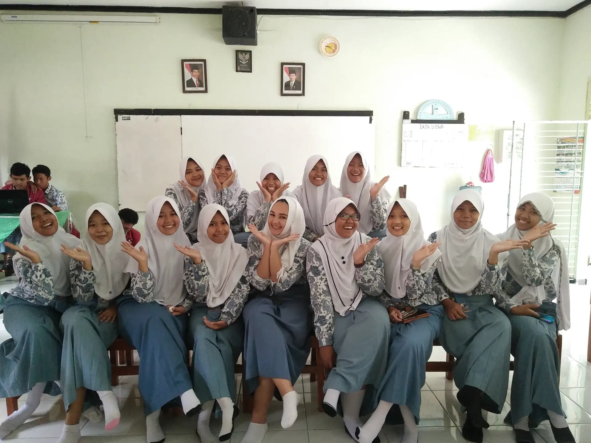Raja Achahboune Y Psc Nh 2015 Ina Indonesia Studentessa Gruppo Divisa Scuola Aula Lavagna Pag Programma Orizzontale