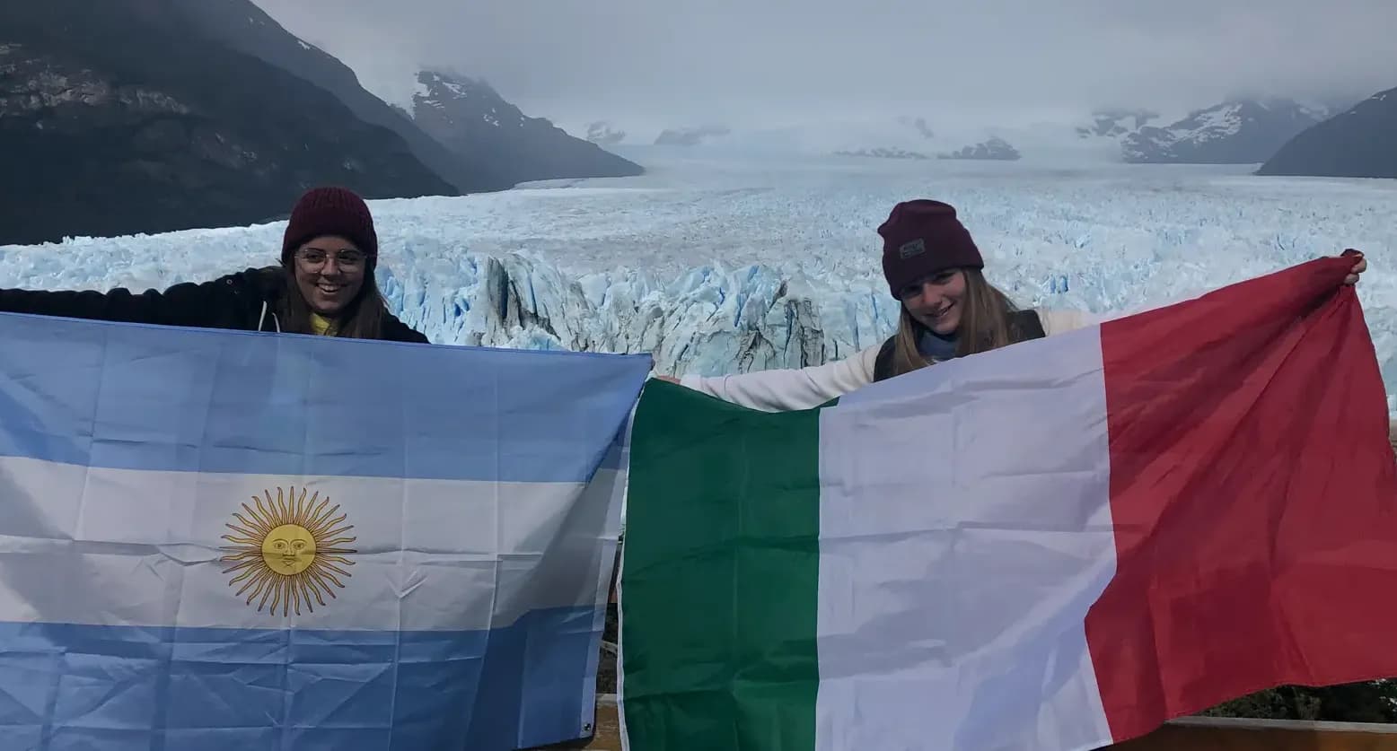 Federica Cassai Y Psc N H19 Argentina Coppia Studentesse Bandiera Paesaggio Perito Moreno Pag Programma Orizzontale Web