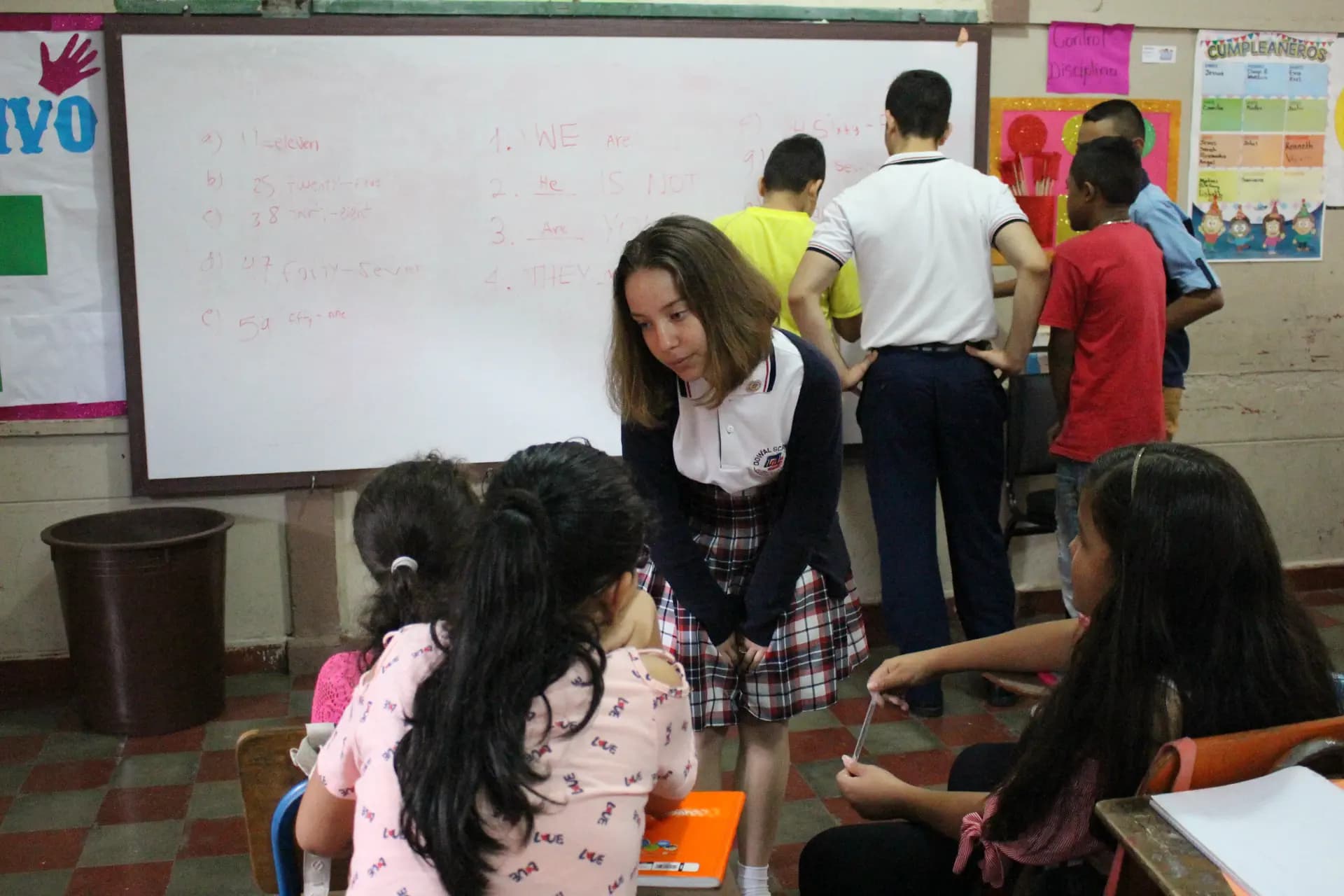 Erica Cordiano Y Psc Nh 2017 Hon Honduras Studentessa Scuola Classe Lavagna Pag Programma Orizzontale (1)