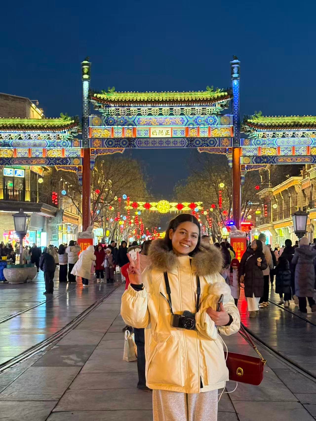 Sarah Assenza Y Psc Nh 2025 Cina Monumento Ritratto Inverno Verticale