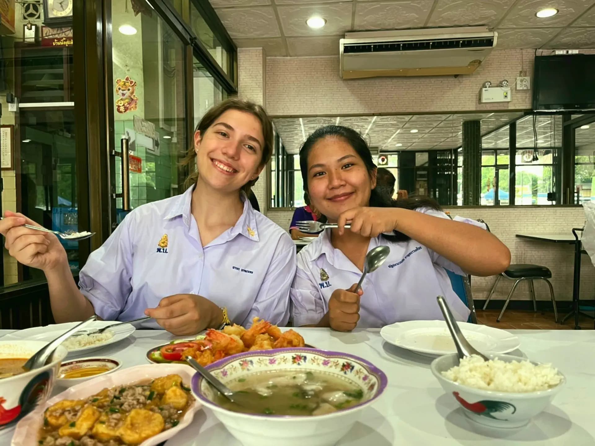 Elena Fanini T Rse Sh 2022 Tha Thailandia Studentessa Amiche Divisa Cibo Pag Programma Orizzontale (4)