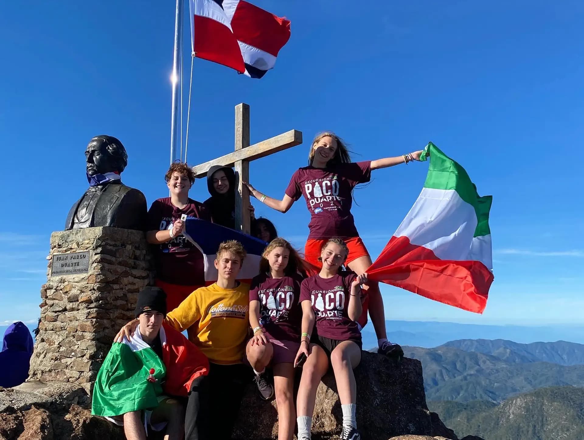 Sveva Latini Y Psc Nh 2021 Dom Rep Dominicana Studentessa Gruppo Paesaggio Bandiere Pag Programma Orizzontale (1)