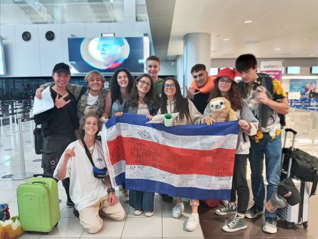 Aurora Lazzarini Ypcr C21 Costarica Studentessa Gruppo Bandiera Pag Programma Orizzontale