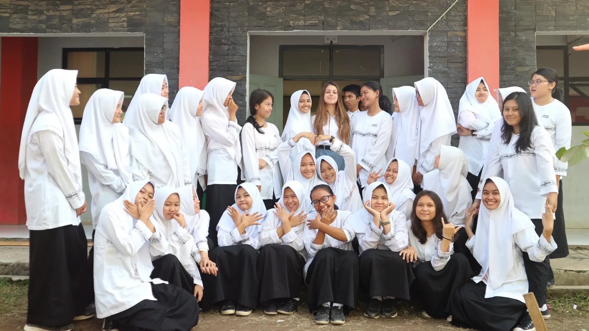 Indonesia Studentessa Amiche Scuola Divisa Gruppo Pag Programma Orizzontale (2)