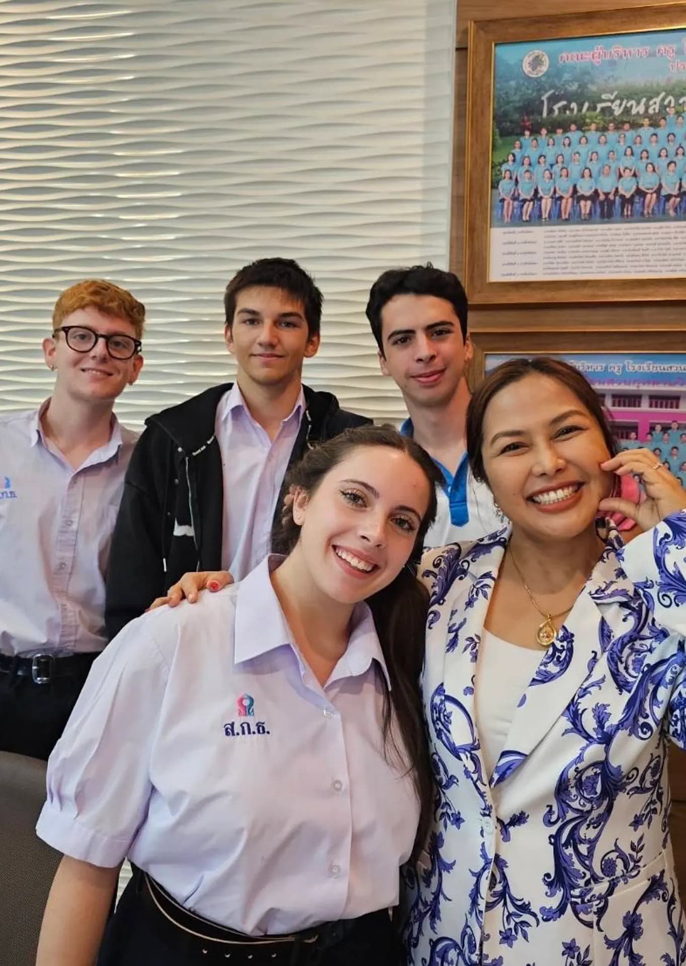 Annalisa Fiorenza Y Pse N H23 Tha Thailandia Gruppo Volontari Studentessa Pag Programma Verticale (2)