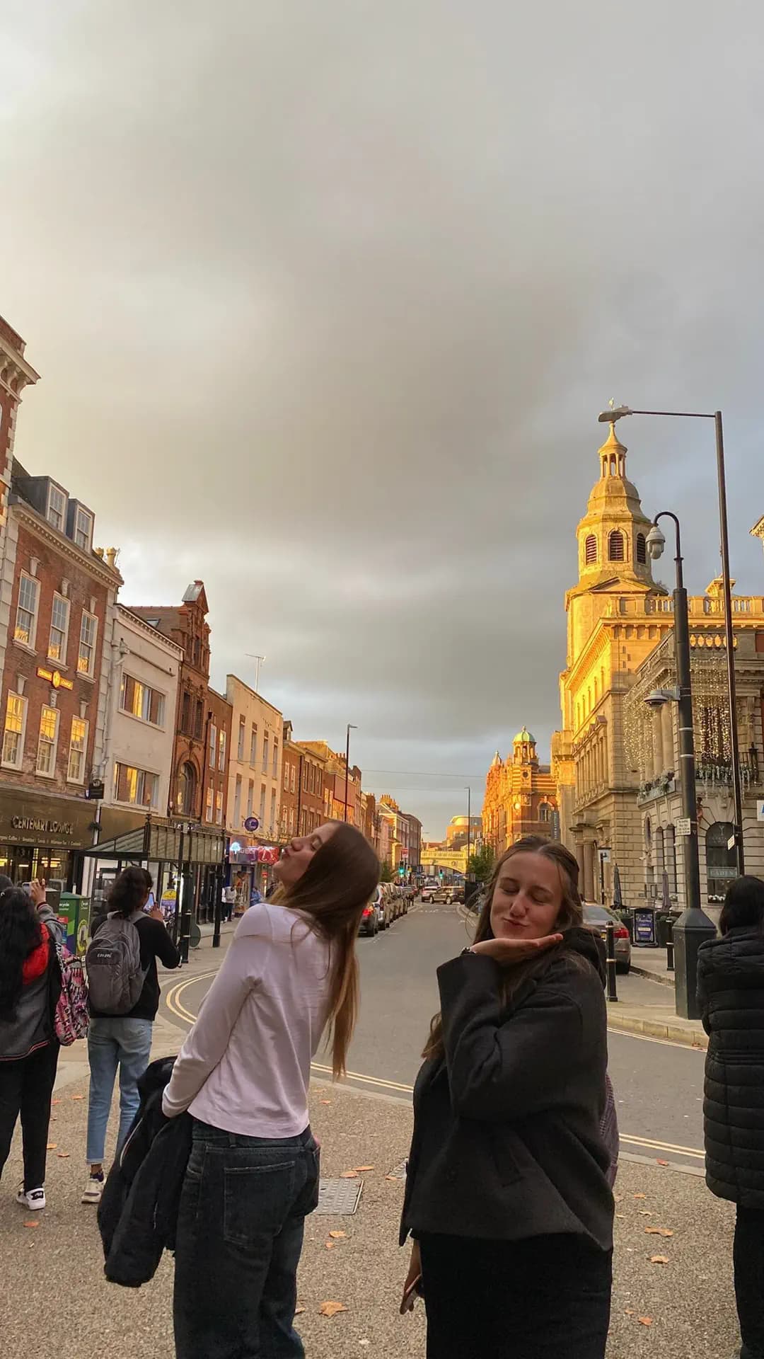 Gloria Galante Sm 2023 Euk Regno Unito Studentessa Amiche Città Pag Programma Verticale (1)