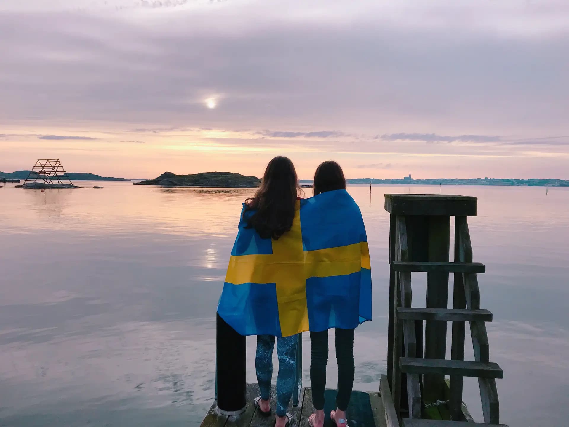 Simona Bosco Y Psc Nh 2018 Swe Svezia Studentessa Gruppo Bandiera Spalle Tramonto Mare Pag Programma Orizzontale (2)