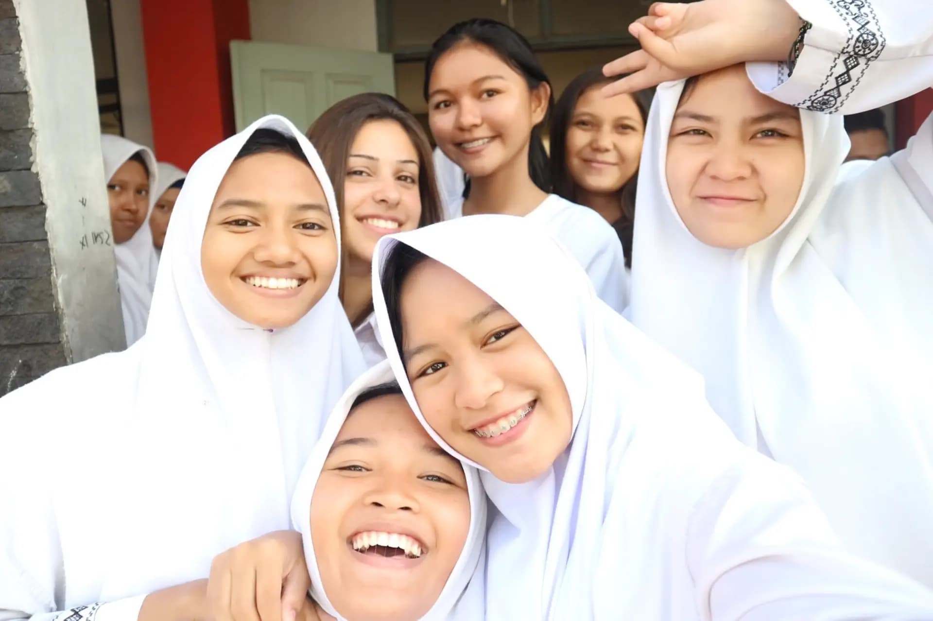 Indonesia Studentessa Amiche Scuola Divisa Gruppo Pag Programma Orizzontale (1)