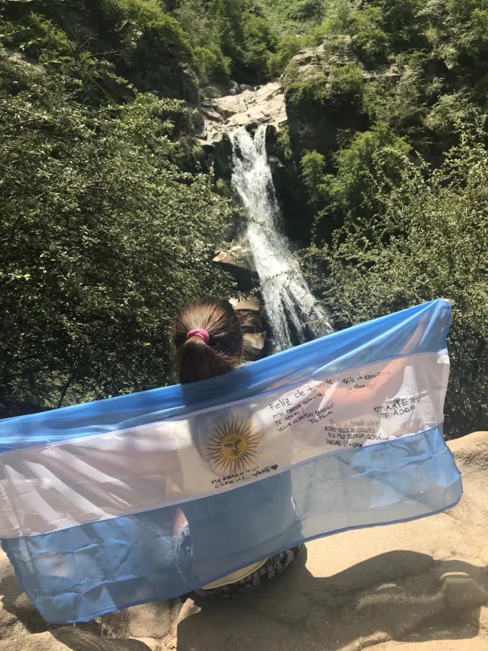 Elena Bozzollo Y Psc N H17 Argentina Studentessa Spalle Bandiera Paesaggio Pag Paese Verticale Web