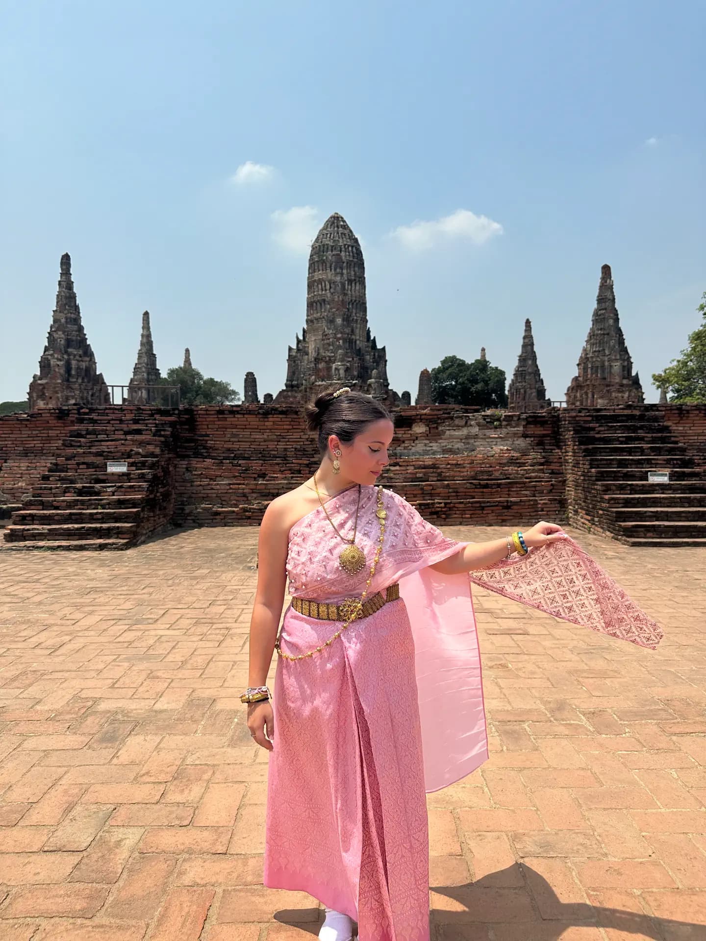Annalisa Fiorenza Y Pse N H23 Tha Thailandia Abito Tradizionale Studentessa Pag Programma Verticale (1)