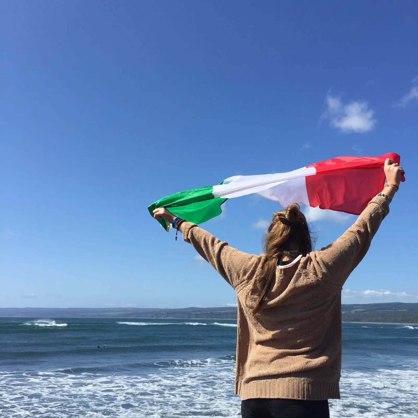 Ludovica Carisi S Msc Ch I17 Cile Studentessa Bandiera Spalle Mare Pag Paese Orizzontale (2)