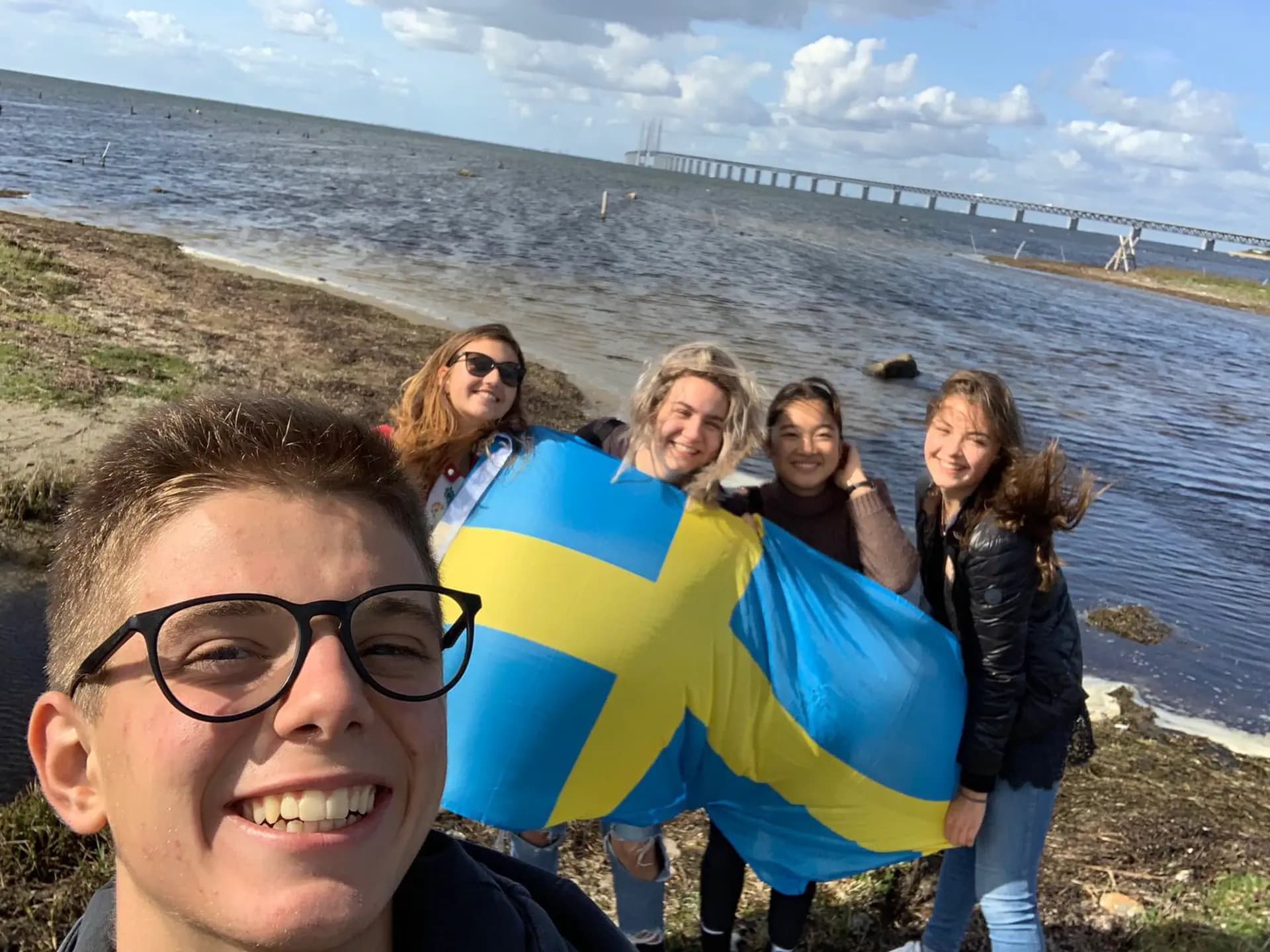 Laura Steca Yp 2020 Swe Svezia Studentessa Amici Bandiera Mare Selfie Pag Programma Orizzontale (9)