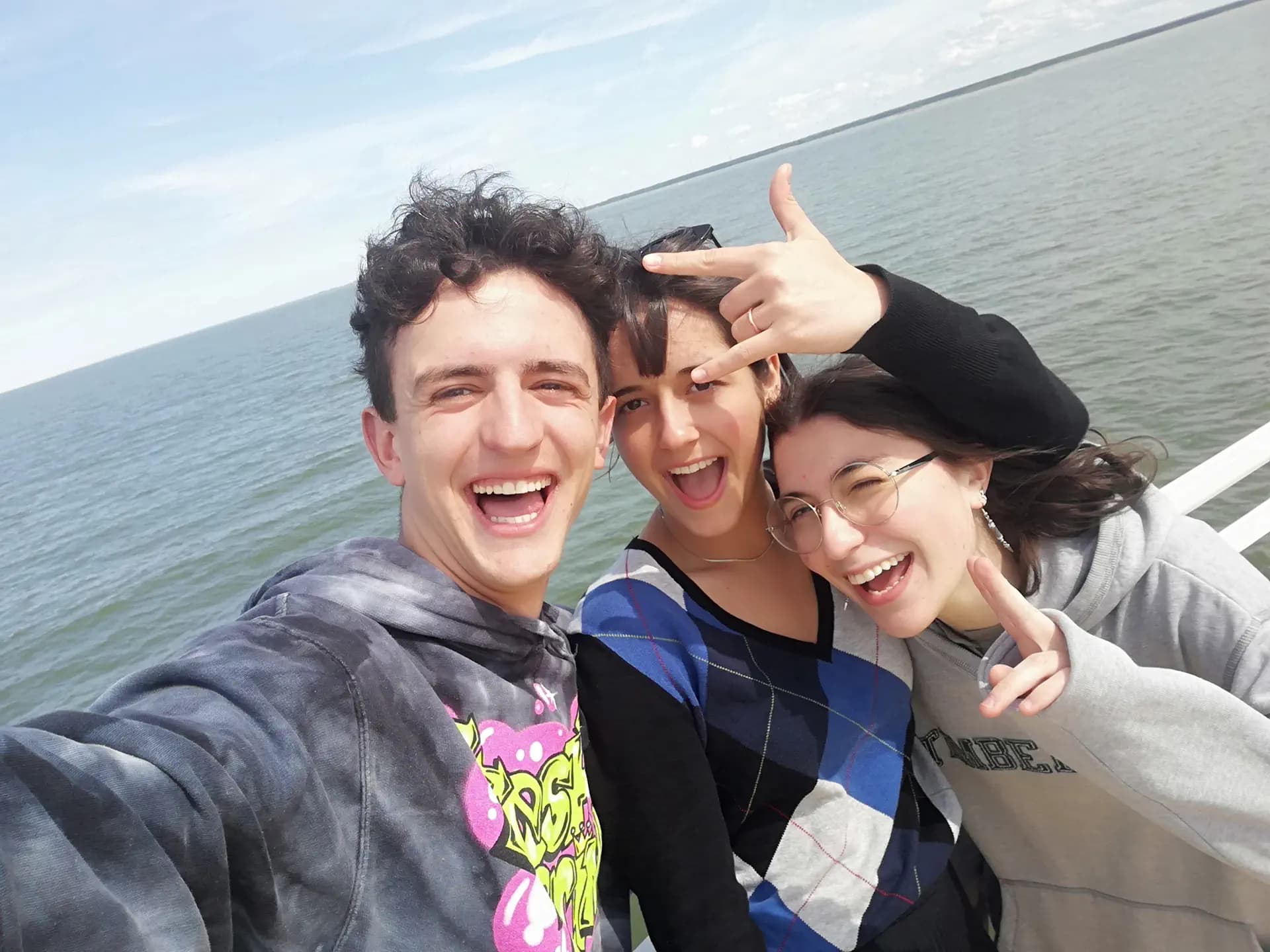 Giovanni Bezzi Yplat 2021 Studente Amici Selfie Mare Pag Programma Orizzontale (2)