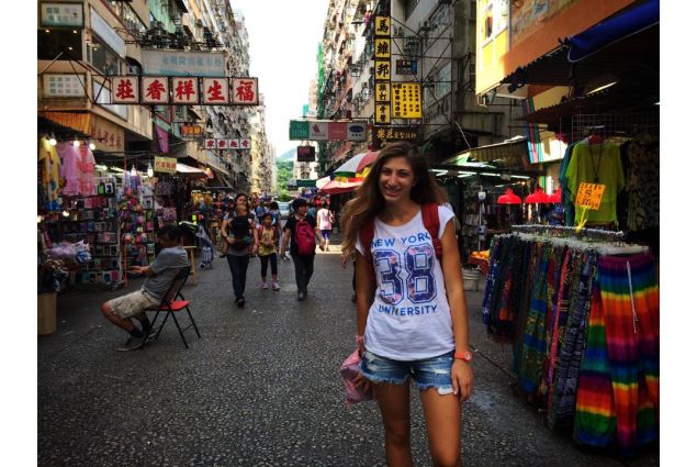 Claudia nelle strade di Honk Kong