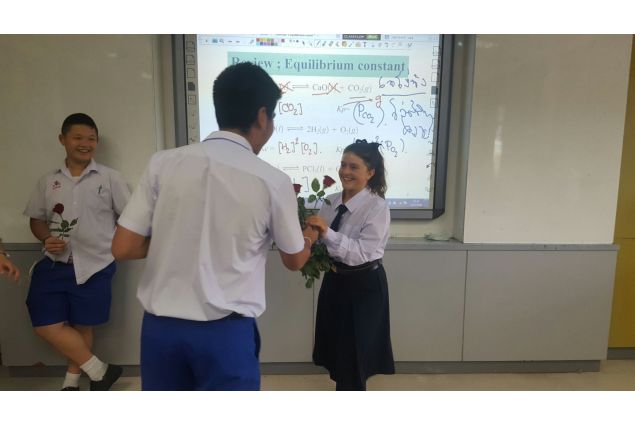 Il primo giorno di scuola, uno per volta dei compagni si è presentato e mi ha dato una rosa. -Anna, Thailandia