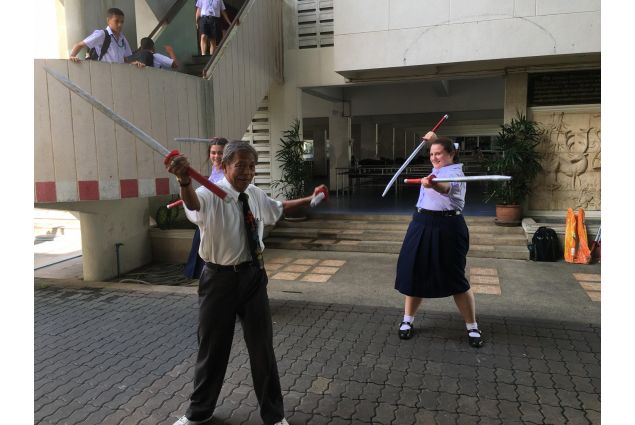 Dopo scuola il giovedì ho le lezioni di swordfighting, dove imparo a combattere con spade e bastoni. -Sonia, Thailandia