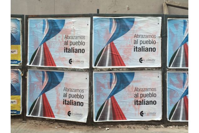 I poster in sostegno al popolo italiano
