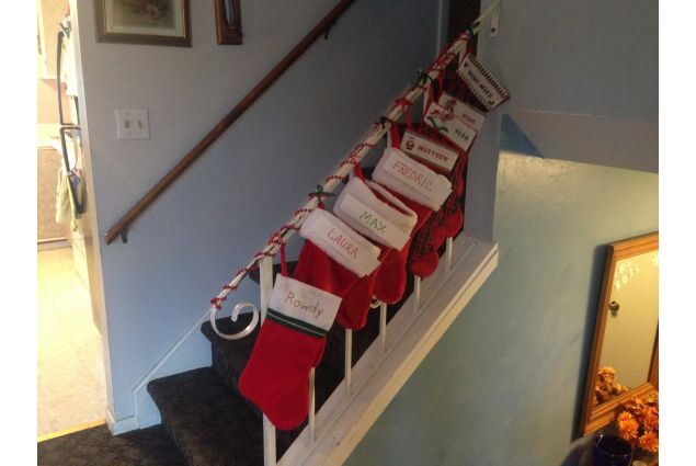 Le calze di Natale con i nomi di tutti i componenti della famiglia, inclusi il cane e gli altri due exchange student degli anni passati!