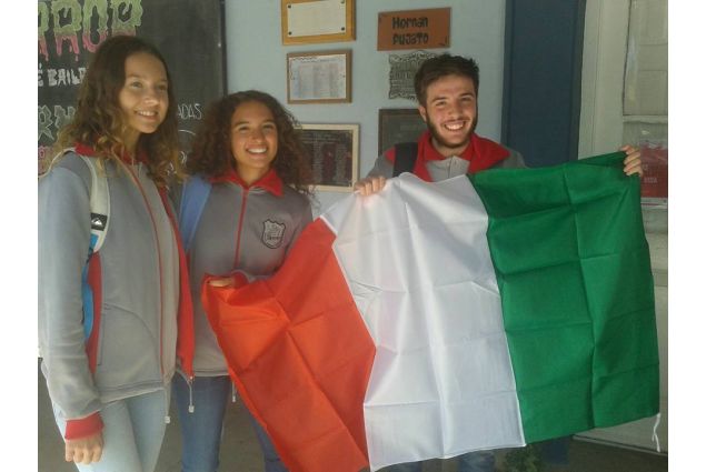Costanza e due studenti AFS con bandiera