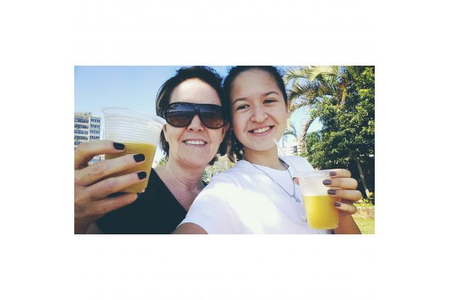 Mirela e mamma che bevono succo d'arancia