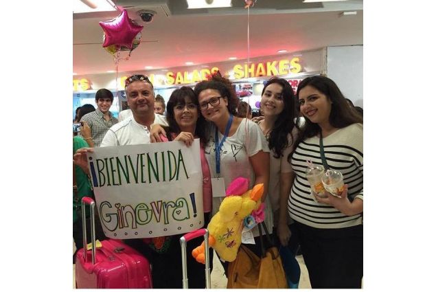 Ginevra all'aeroporto accolta dalla sua famiglia ospitante