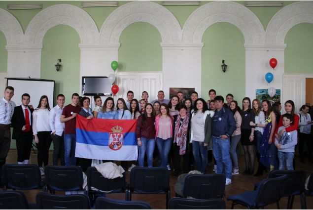Foto di gruppo a fine giornata: i palloncini riprendono i colori delle bandiere serba e italiana