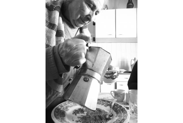 Shyra Coward Kelly, dal Costarica alla Puglia per un anno, ha partecipato con la foto 'Il rito del caffè': <em>In Italia nessun pasto se conclude senza un buon caffè. </em>
